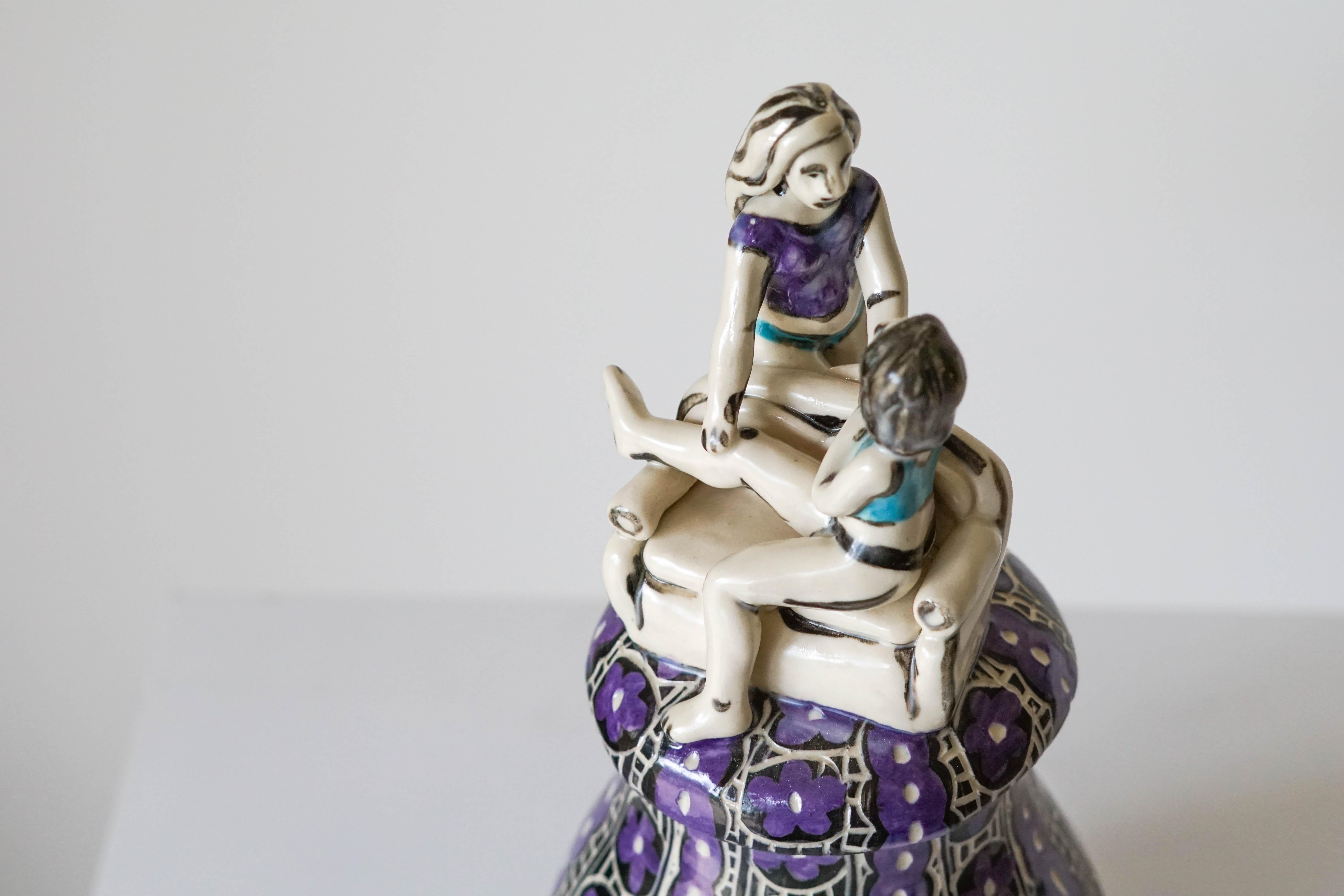 Volviendo a casa, jarra escultórica de porcelana con detalles esgrafiados bajo vidriado. en venta 5