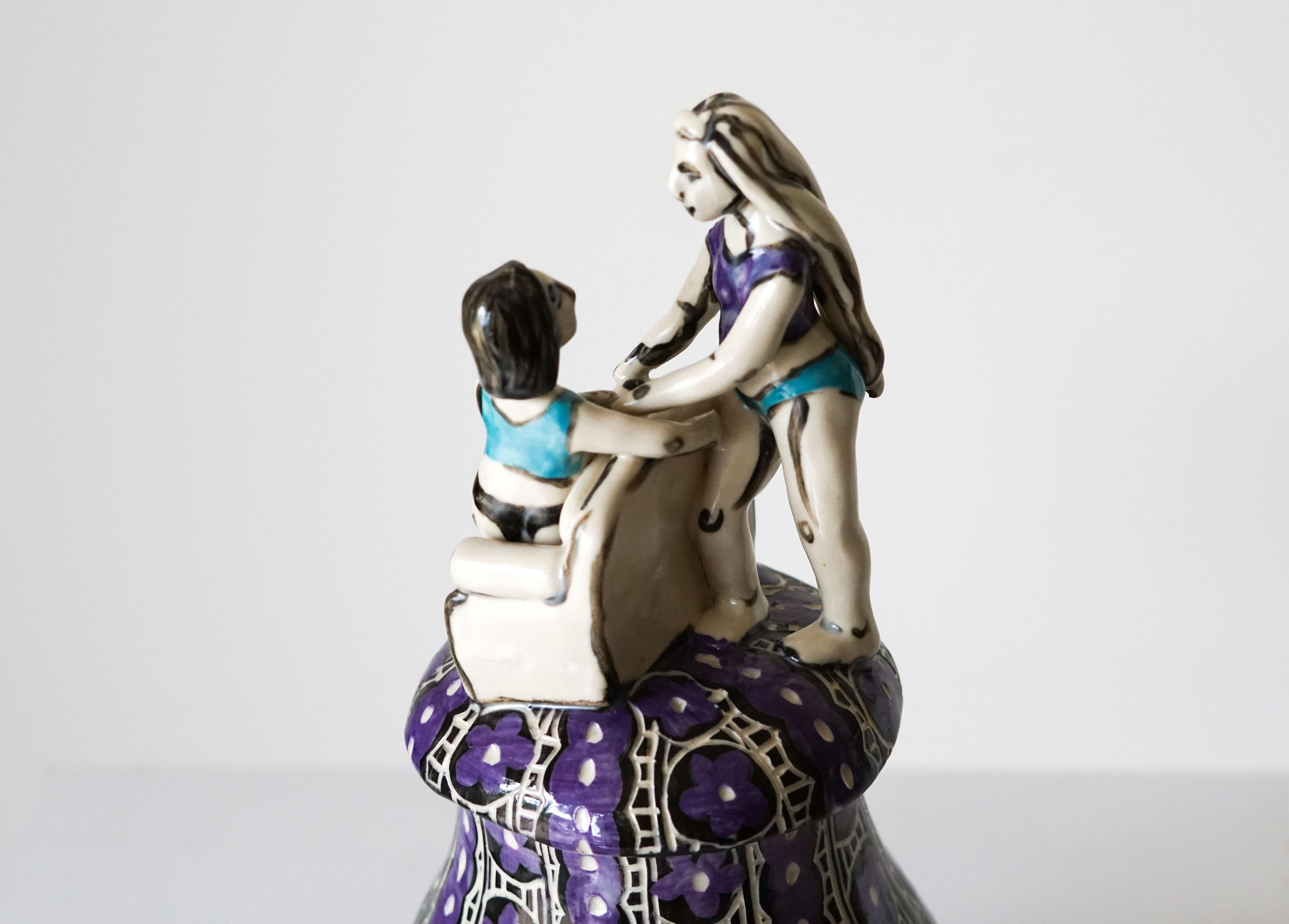 Volviendo a casa, jarra escultórica de porcelana con detalles esgrafiados bajo vidriado. en venta 6