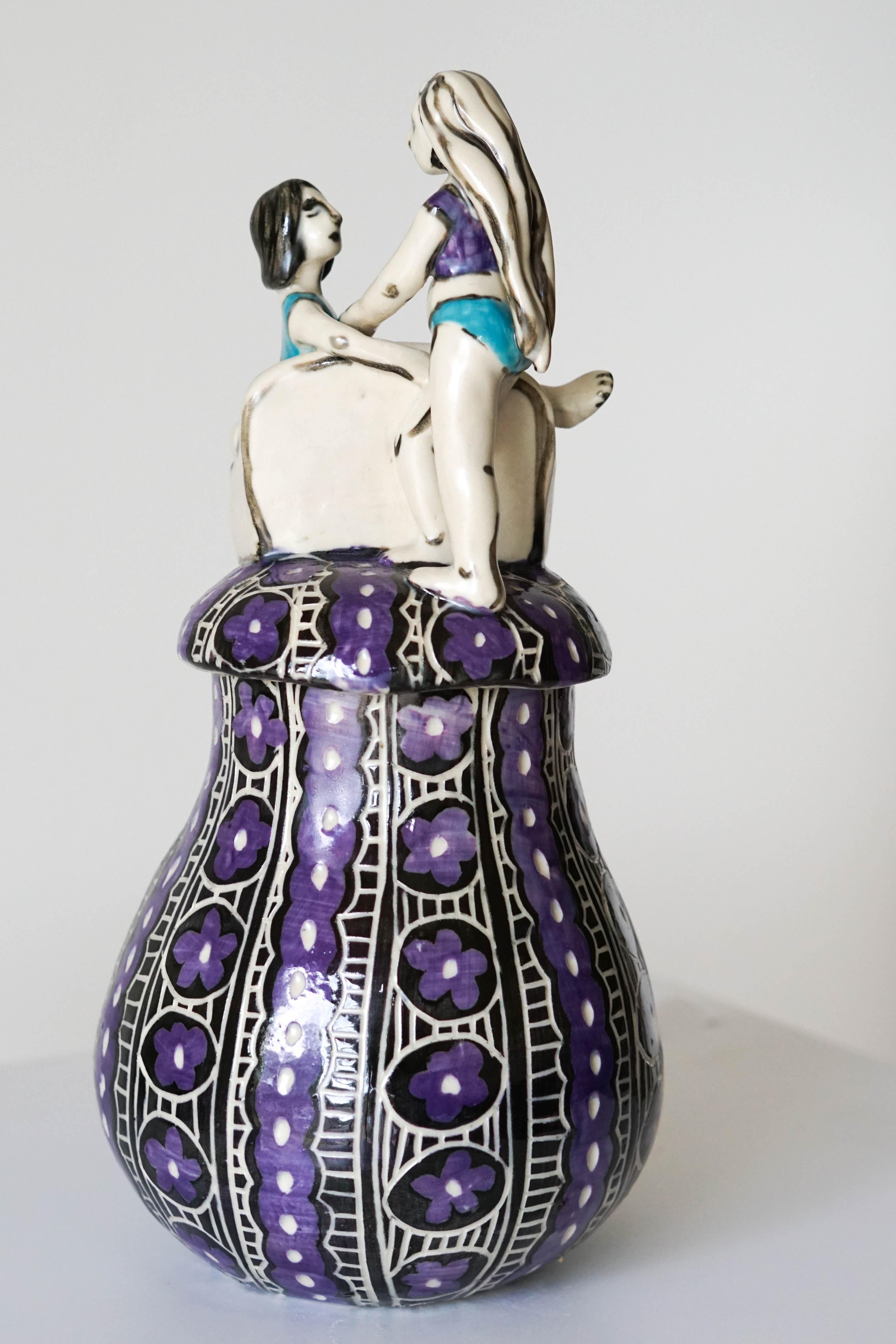 Volviendo a casa, jarra escultórica de porcelana con detalles esgrafiados bajo vidriado. - Sculpture Moderno de Alex Hodge