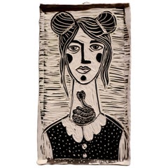 Retrato de niña rizada. Escultura mural de porcelana tallada