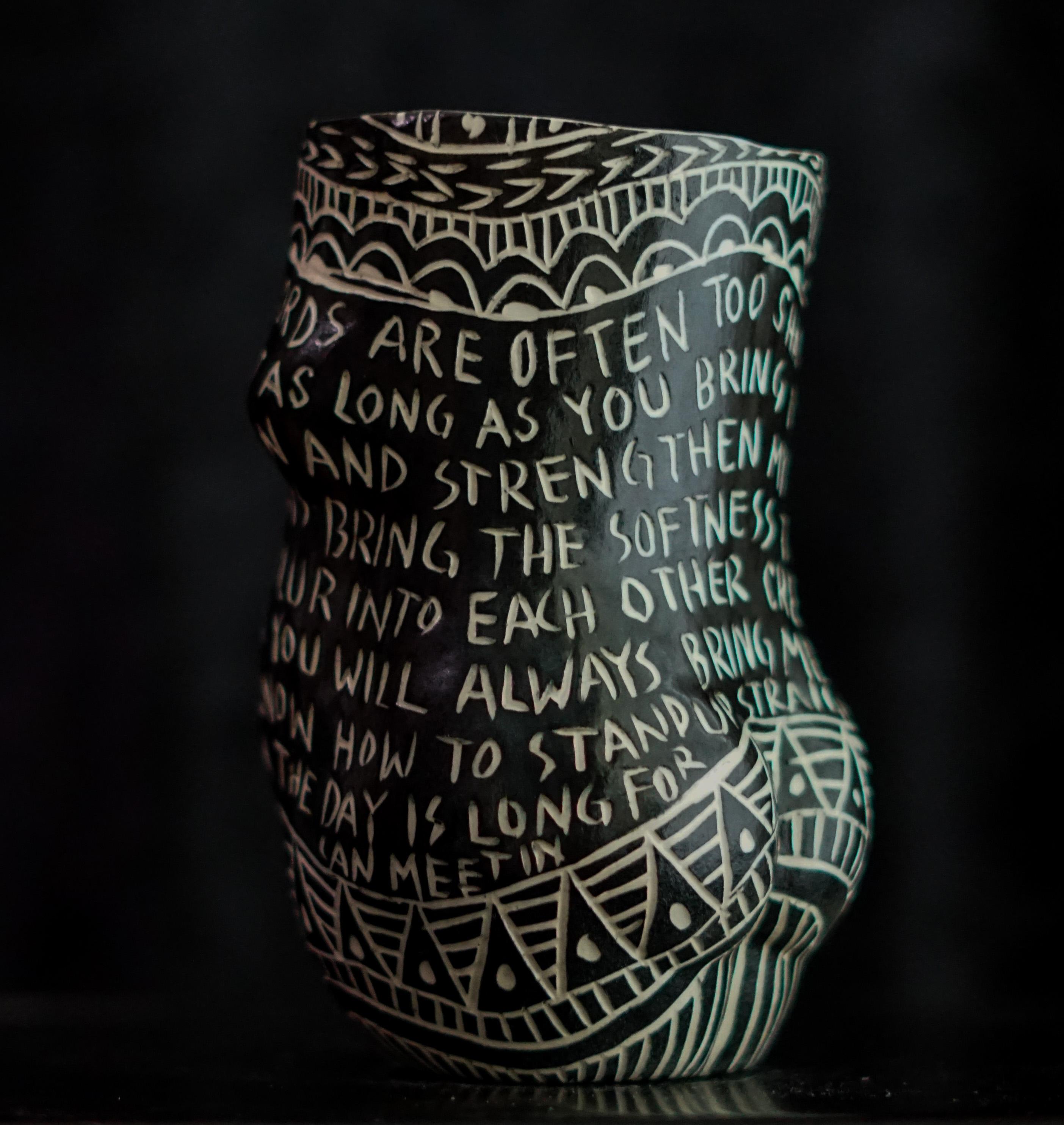 Darling Your Words... Porzellantasse mit Sgraffitodetails – Sculpture von Alex Hodge