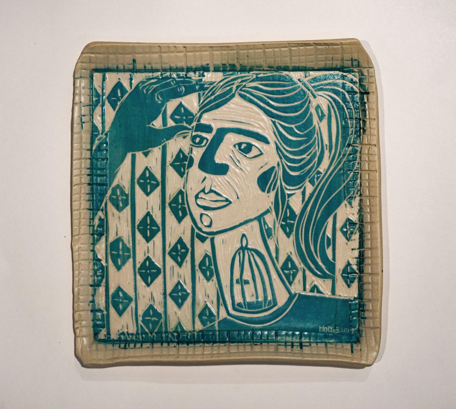 Sus poéticos platos de porcelana examinan y reimaginan la historia del arte de un modo que valora a la mujer no sólo en cuerpo, sino en integridad, poder y amor. Centrándose en las cualidades narrativas de la creación artística, entreteje historias