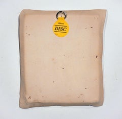 Madone au long cou et à la chambre dans un portrait de chambre. Sculpture en porcelaine sculptée