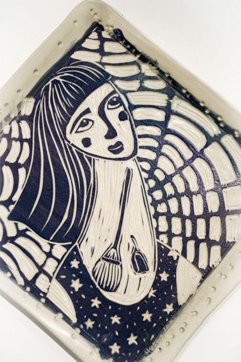Omnisciencia opcional y La serpiente te comió la lenguaRetrato.  Escultura mural de porcelana - Figurative Sculpture Beige de Alex Hodge
