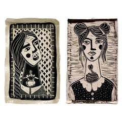 Perspectiva de apoyo y retrato de niña rizada. Escultura mural de porcelana