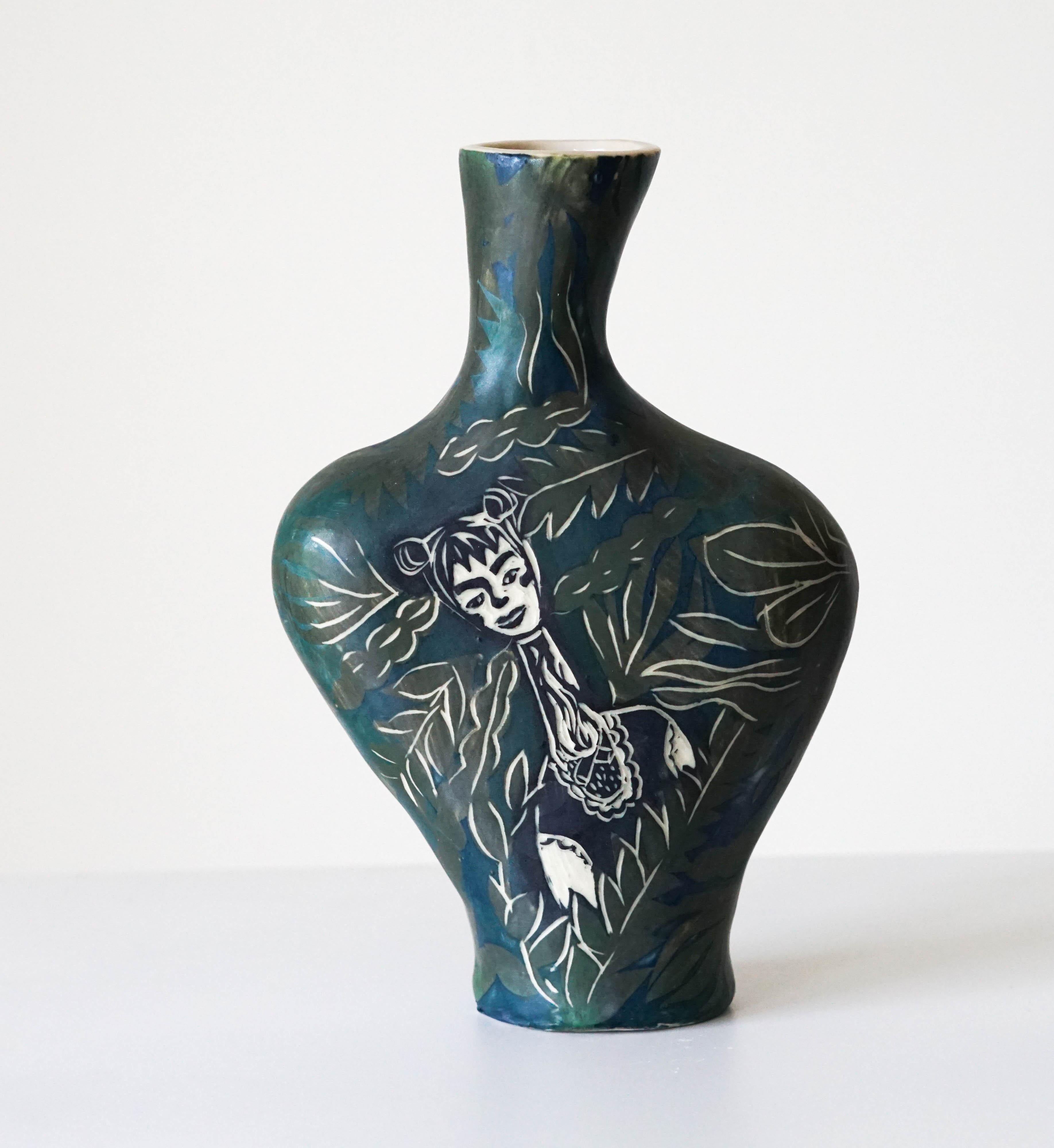 La Terra ha bisogno di entrambi, scultura in vaso di porcellana