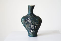 La Tierra nos necesita a ambos, escultura en jarrón de porcelana