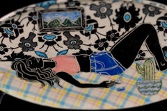 Eve in Repose, Plaque de sculpture construite à la main avec sgraffito et collage de transfert