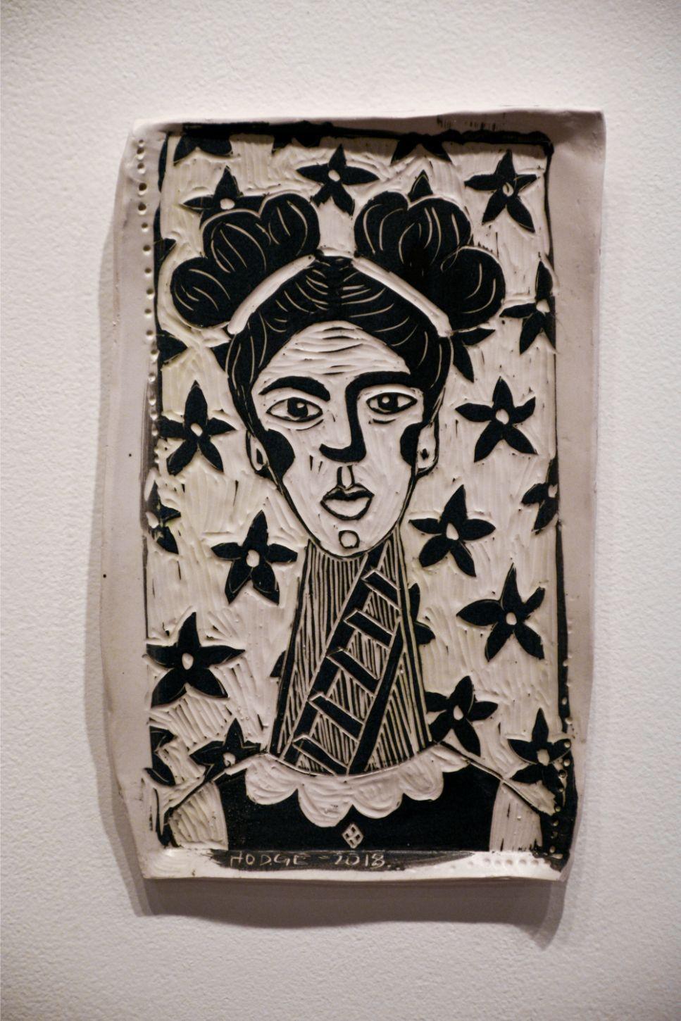 Alturas para alcanzar el retrato. Escultura mural de porcelana tallada 1