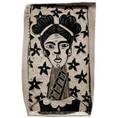 Alturas para alcanzar el retrato. Escultura mural de porcelana tallada