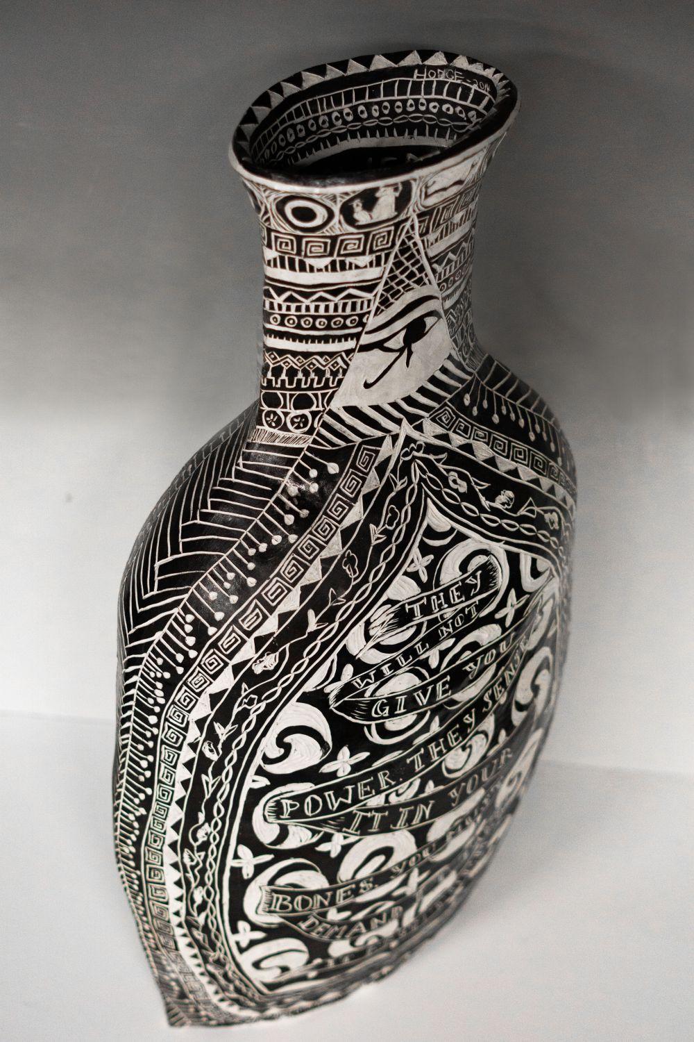 Leçon d'histoire Le pouvoir est toujours pris. Grand vase en porcelaine sculpté à la main - Autres styles artistiques Sculpture par Alex Hodge