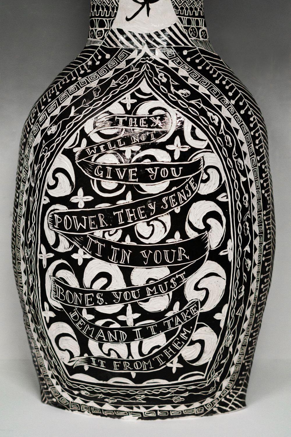 Leçon d'histoire Le pouvoir est toujours pris. Grand vase en porcelaine sculpté à la main - Noir Figurative Sculpture par Alex Hodge