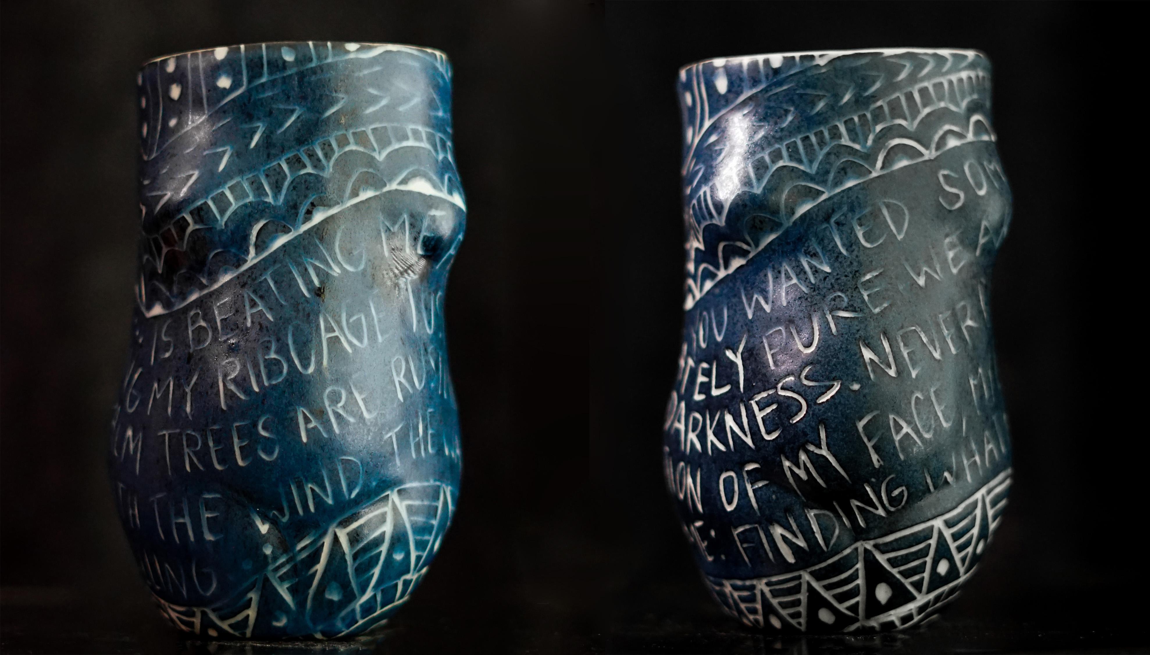 Abstract Sculpture di Alex Hodge - Mi sta picchiando dall'interno e tu volevi qualcosa. Tazza in porcellana Diptych