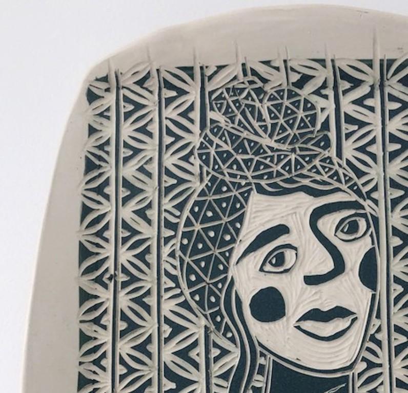 Retrato de Madame Monarch. Escultura mural de porcelana tallada 1