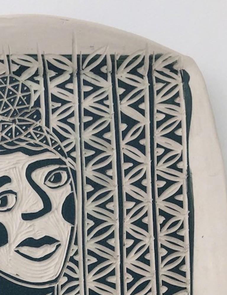 Retrato de Madame Monarch. Escultura mural de porcelana tallada 2