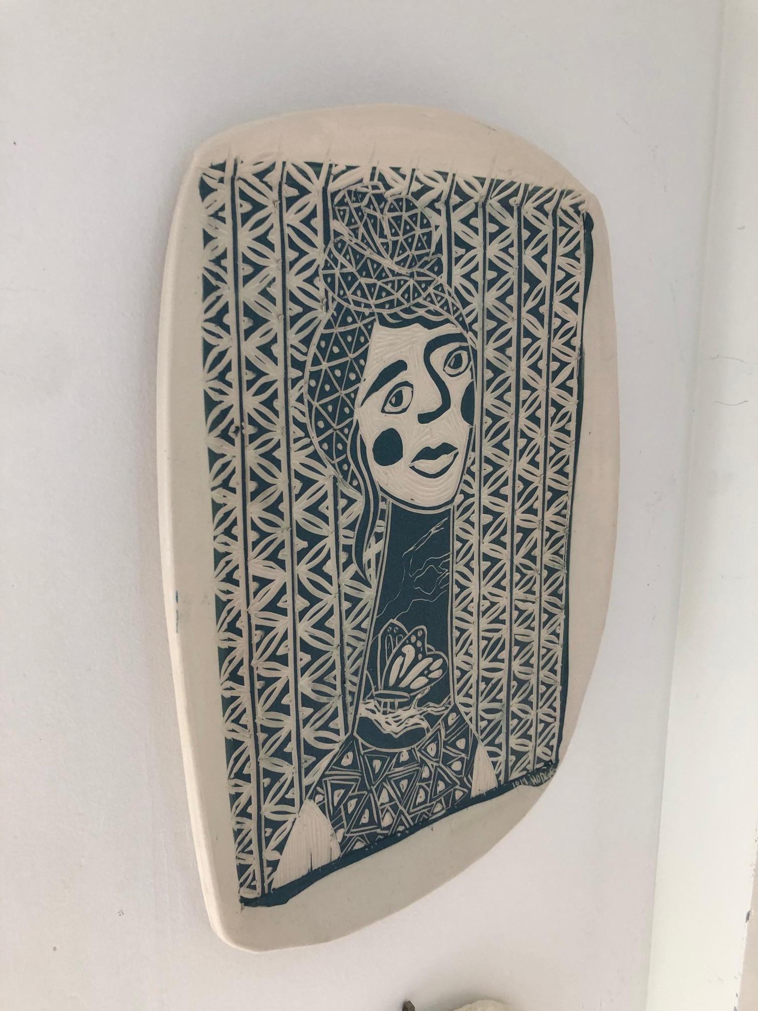 Retrato de Madame Monarch. Escultura mural de porcelana tallada 4
