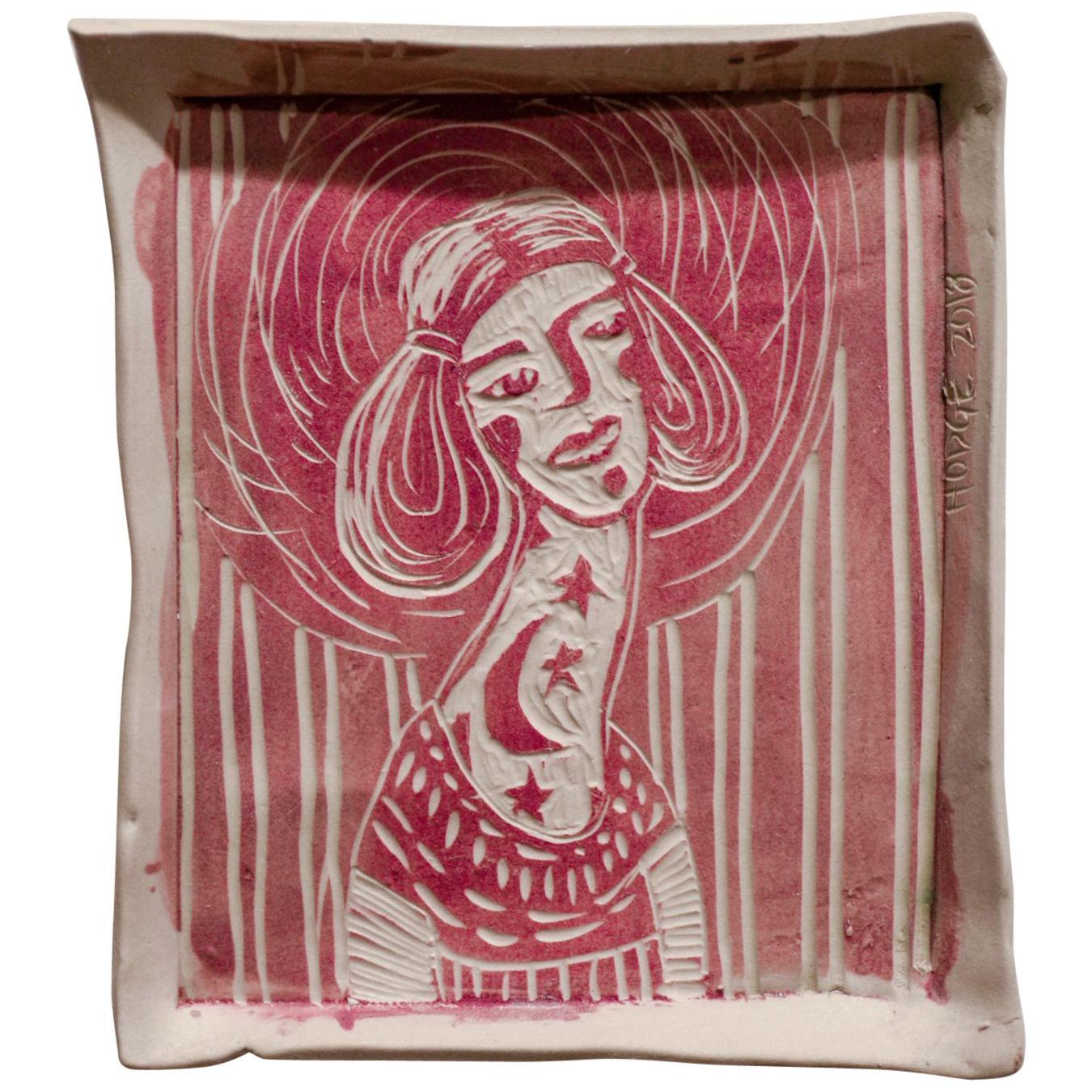 Virgen del Cuello Largo, Retrato, Escultura mural de porcelana tallada. - Sculpture de Alex Hodge