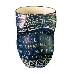 Yo empapándome de luz....", Taza de porcelana con detalles esgrafiados