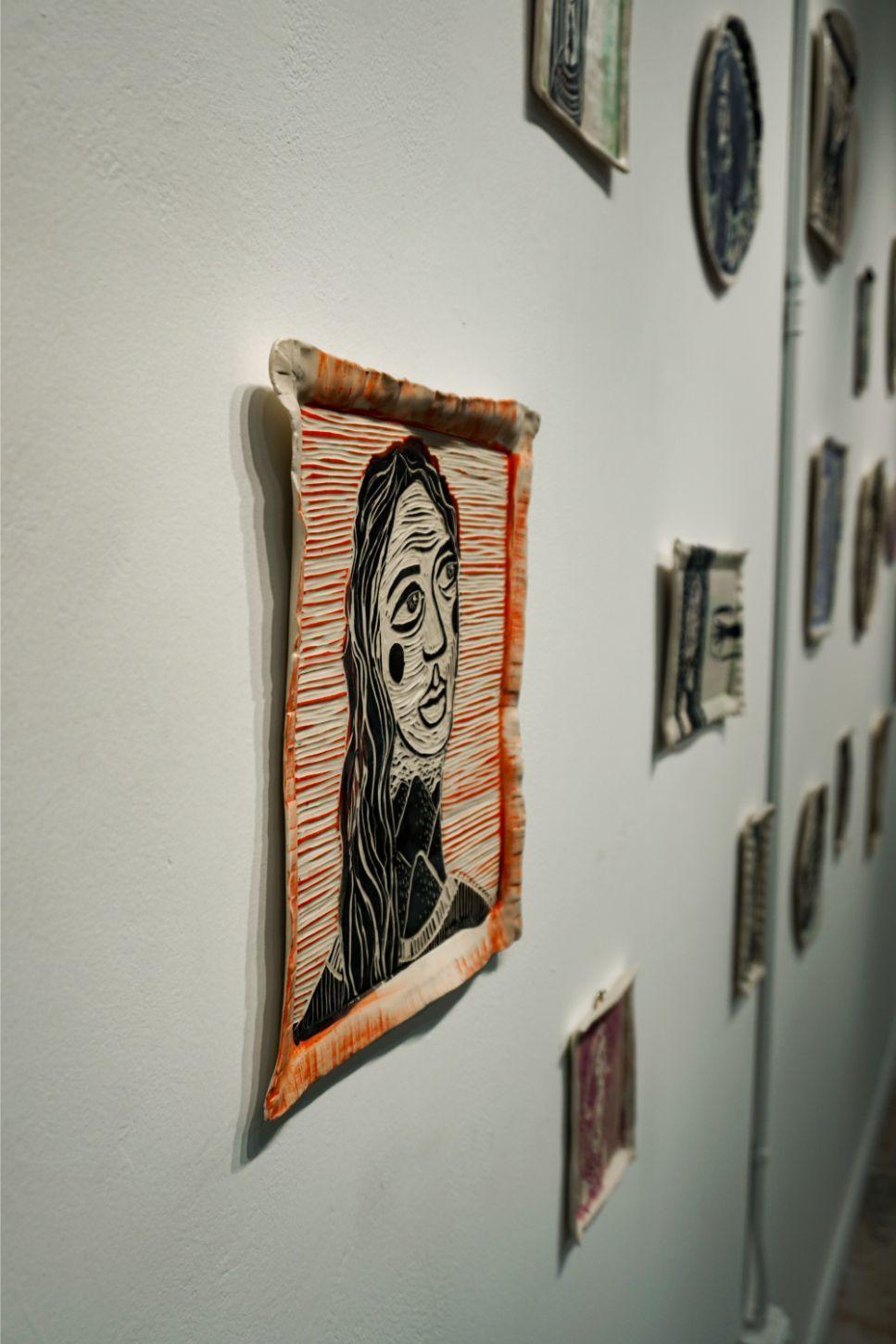 Los retratos, cargados de imágenes simbólicas, miran al espectador con diversas intensidades y emociones. Es decir, cada mujer tiene una historia, que puede no ser directamente evidente; sin embargo, mediante el uso de la imaginería icónica y la