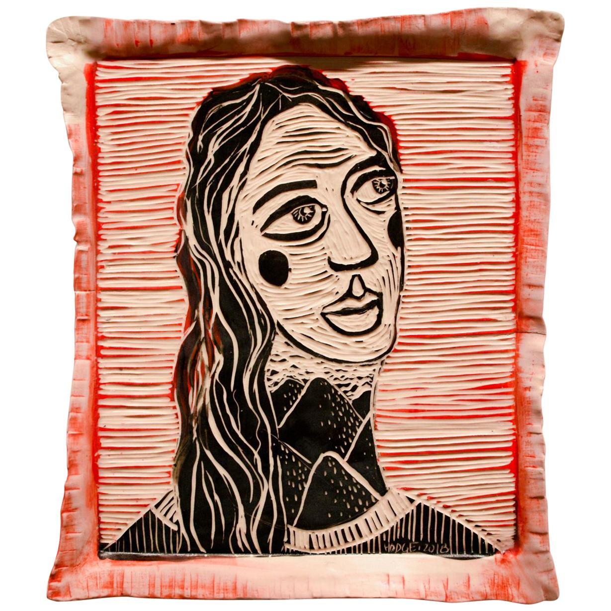 Montaña de una mujer, Retrato, Escultura de pared de porcelana tallada. - Sculpture de Alex Hodge