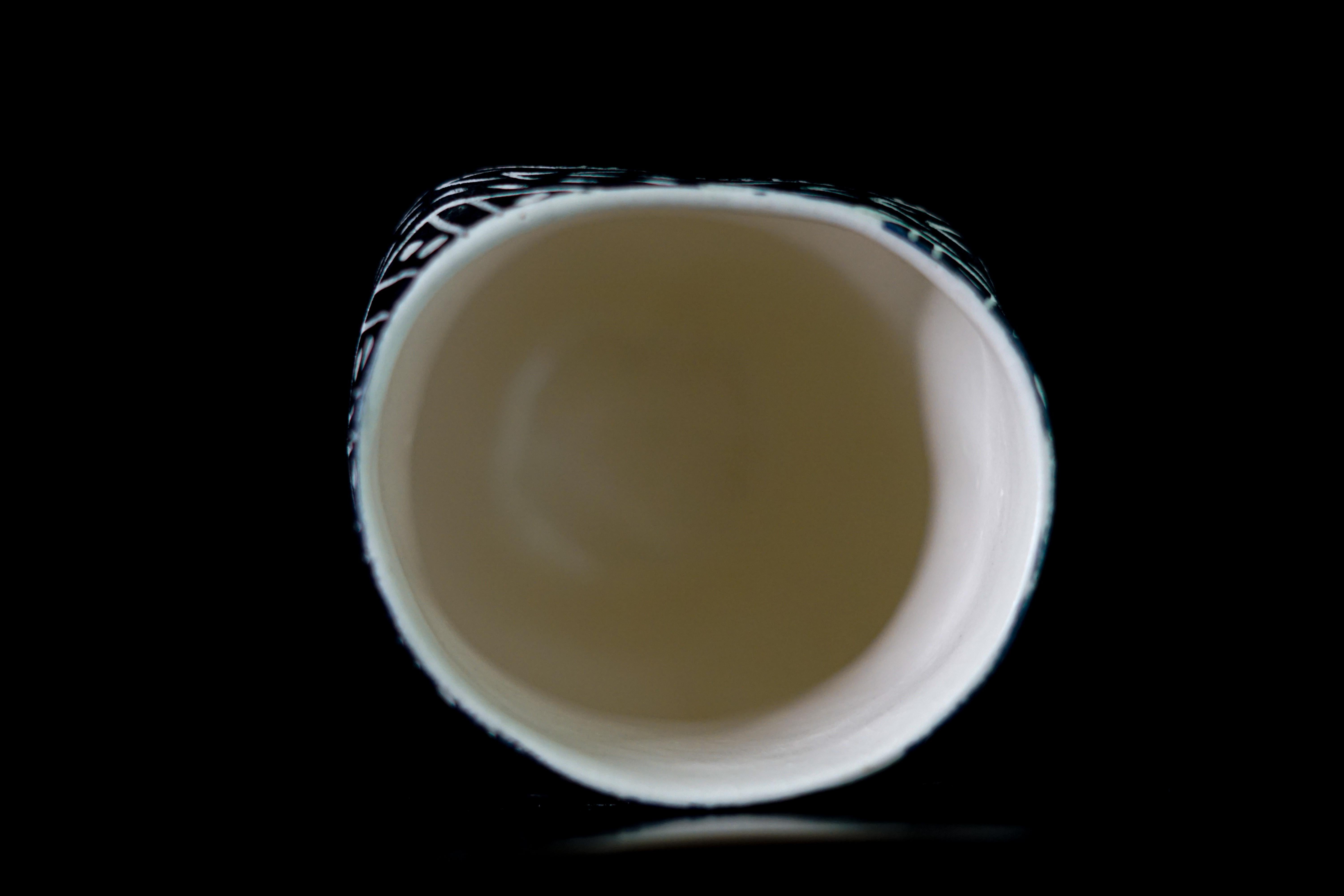 Mi momento favorito..., Taza de porcelana con detalles esgrafiados - Sculpture Moderno de Alex Hodge