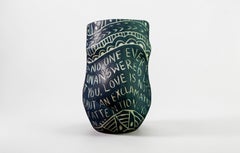 "Nadie te ha alimentado nunca..." Taza de porcelana con detalles esgrafiados por el artista