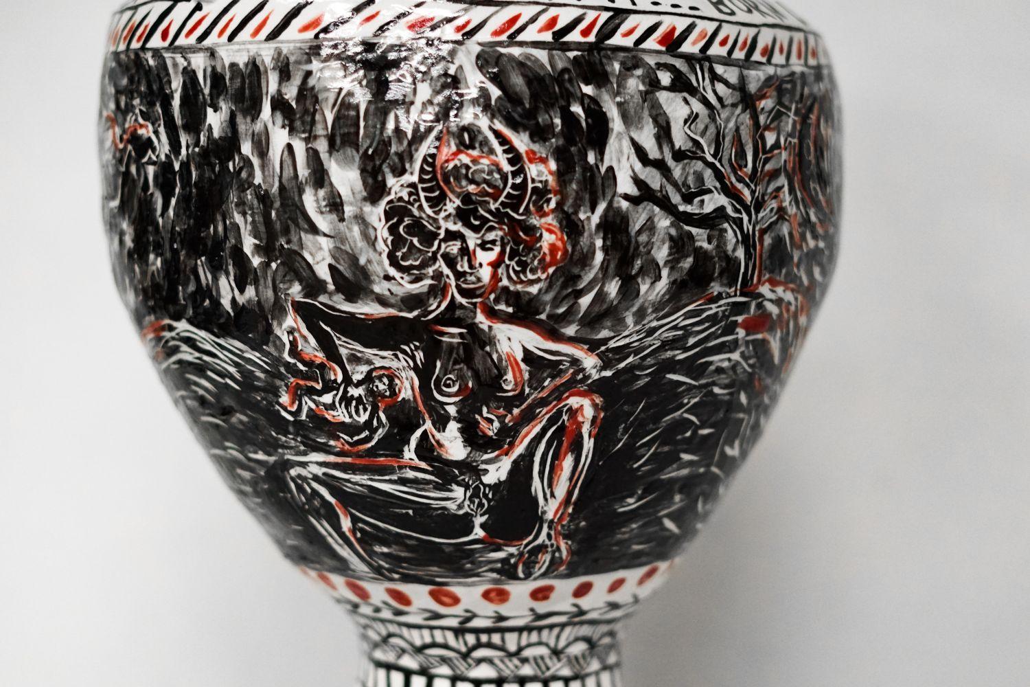 Por supuesto, no fuiste hecha para ser servil, Gran jarrón de porcelana tallada en venta 14