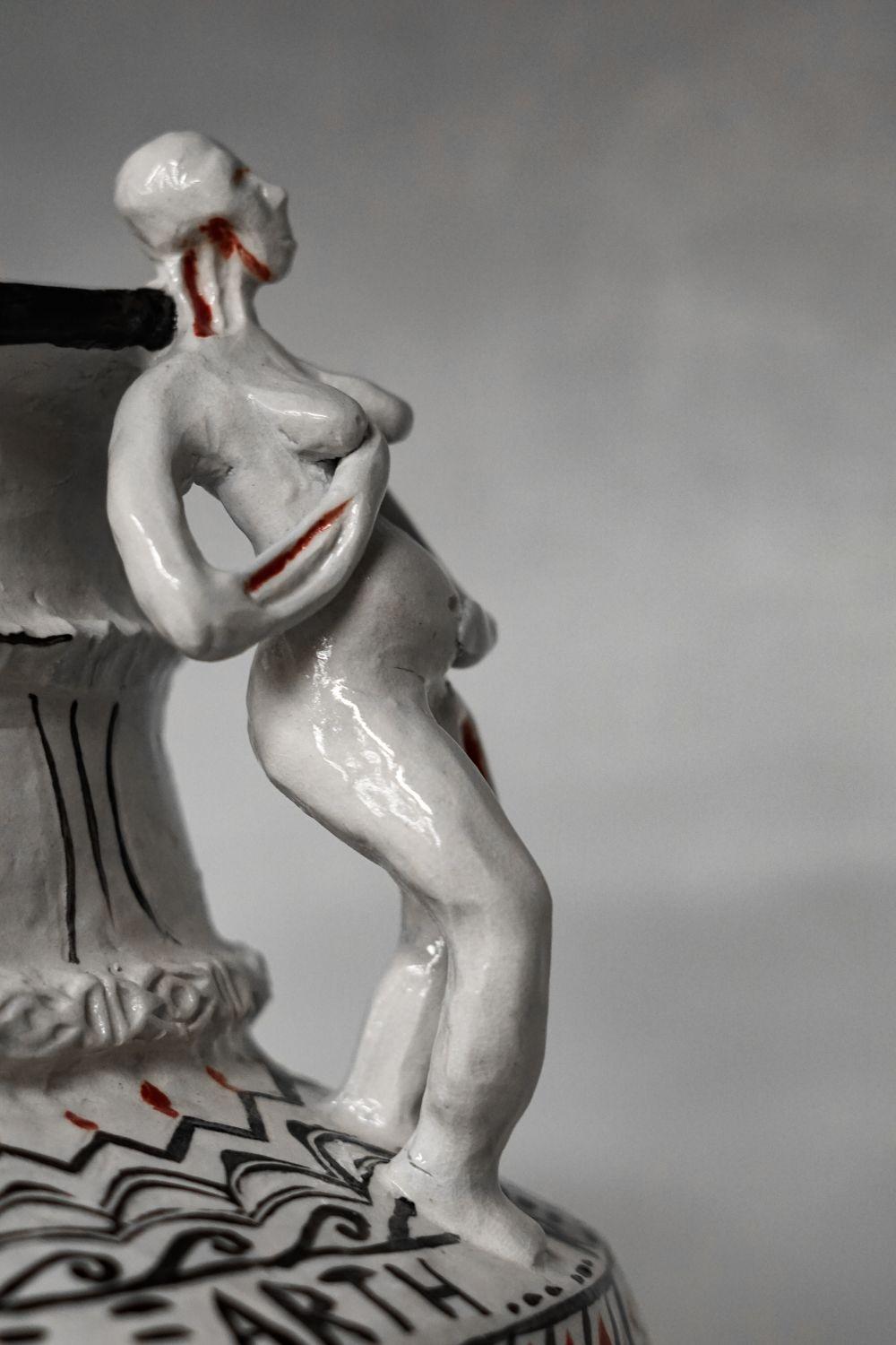Por supuesto, no fuiste hecha para ser servil, Gran jarrón de porcelana tallada en venta 12
