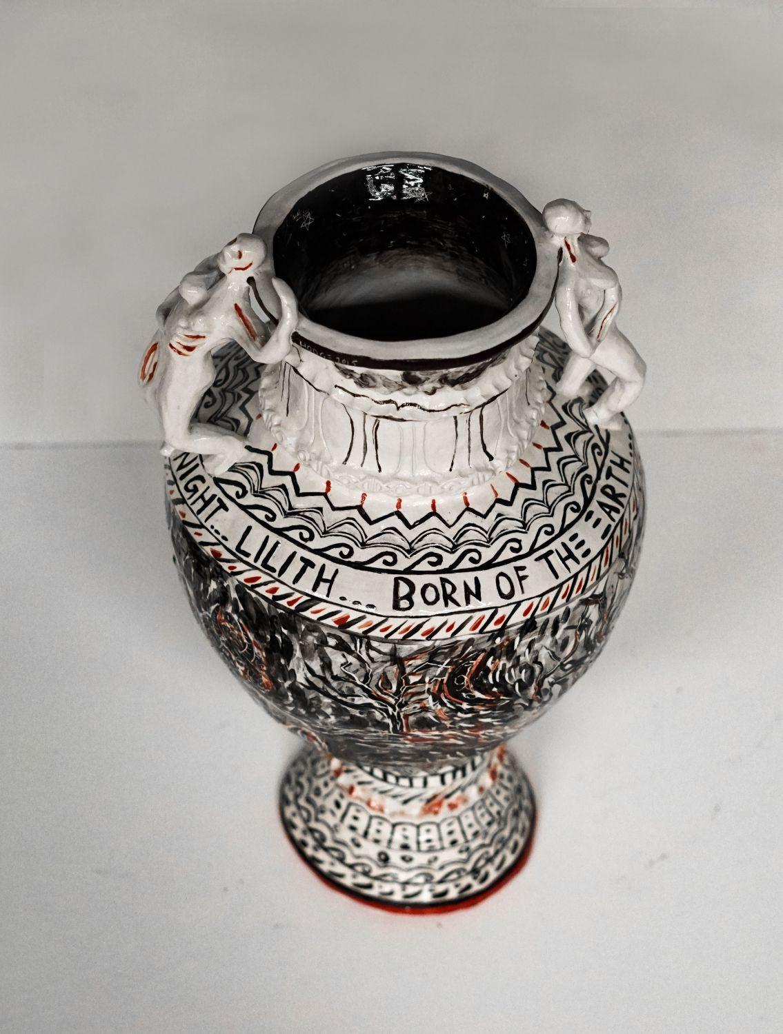 Por supuesto, no fuiste hecha para ser servil, Gran jarrón de porcelana tallada - Sculpture Otro estilo de arte de Alex Hodge