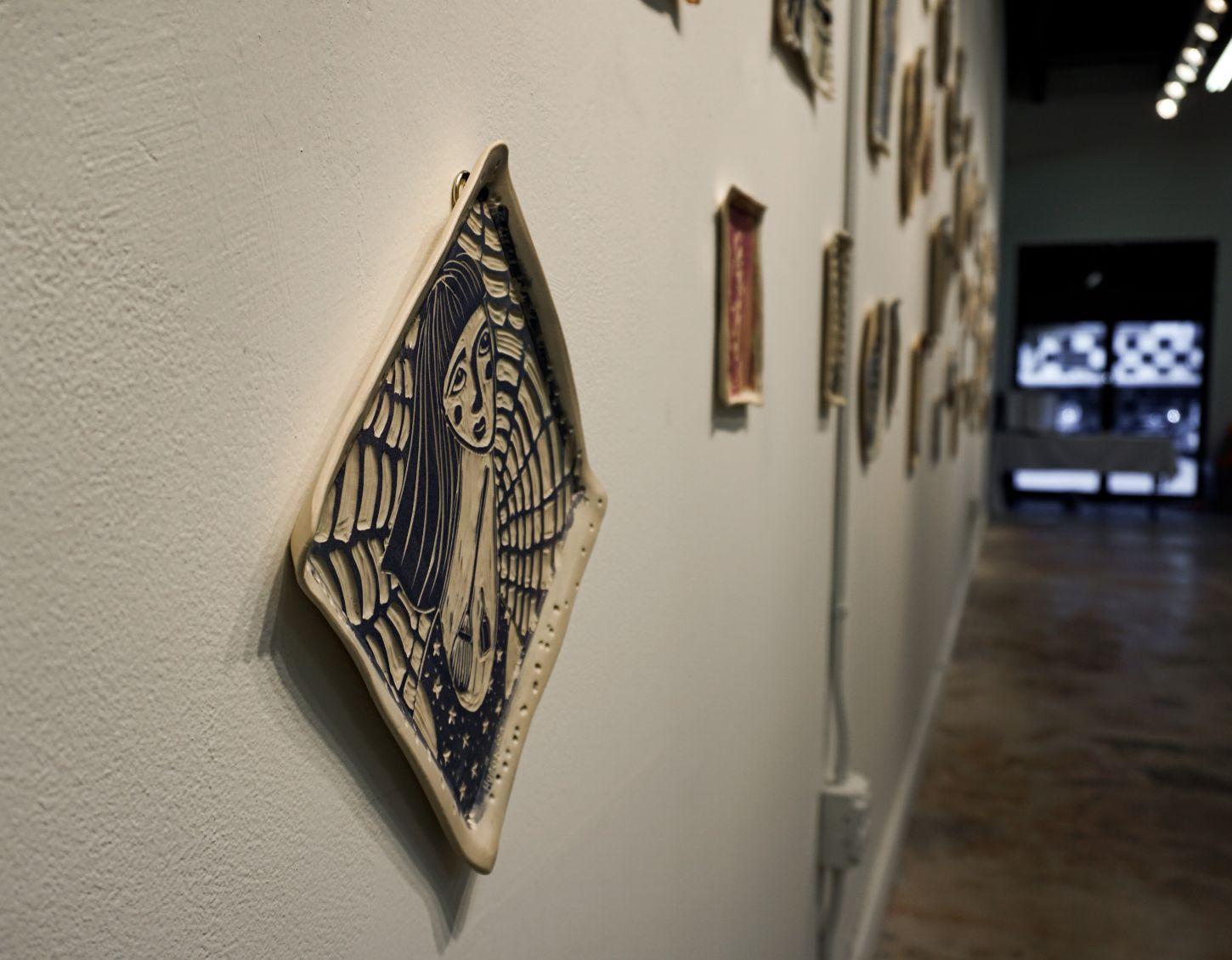 Omnisciencia opcional, Retrato, Escultura de pared de porcelana tallada. - Sculpture Otro estilo de arte de Alex Hodge