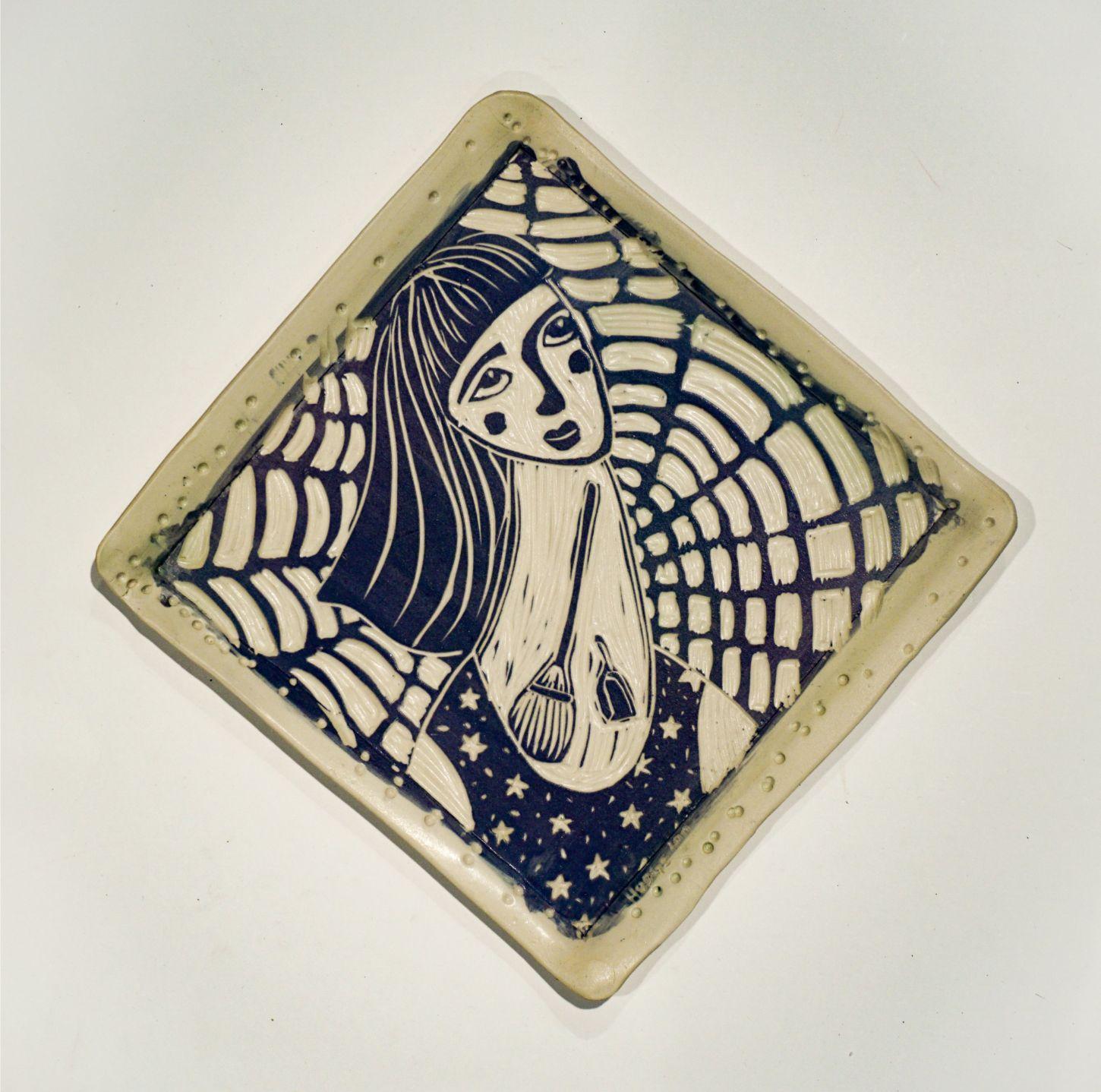 Omnisciencia opcional, Retrato, Escultura de pared de porcelana tallada. - Abstract Sculpture Beige de Alex Hodge