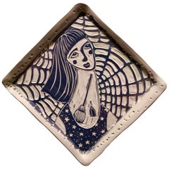 Omnisciencia opcional, Retrato, Escultura de pared de porcelana tallada.