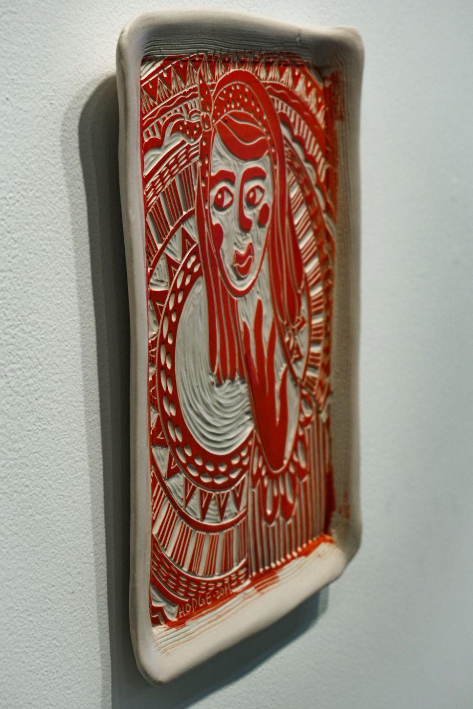 Retrato de resplandor radial. Escultura mural de porcelana tallada - Figurative Sculpture Beige de Alex Hodge