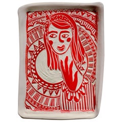 Retrato de resplandor radial. Escultura mural de porcelana tallada