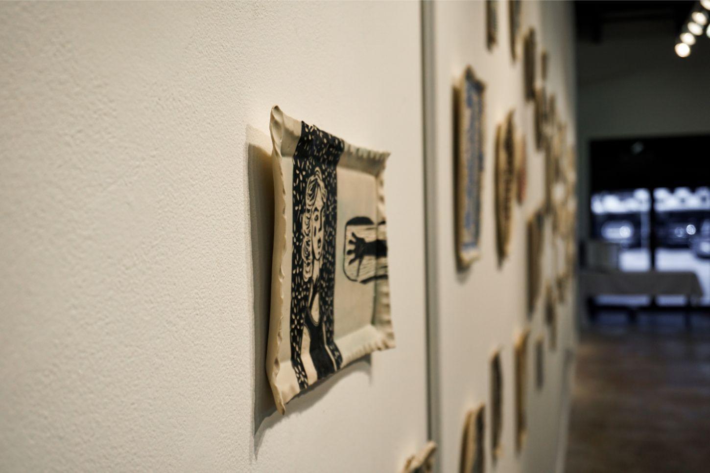 Extienda la mano, Retrato, Escultura de pared de porcelana tallada - Sculpture Otro estilo de arte de Alex Hodge