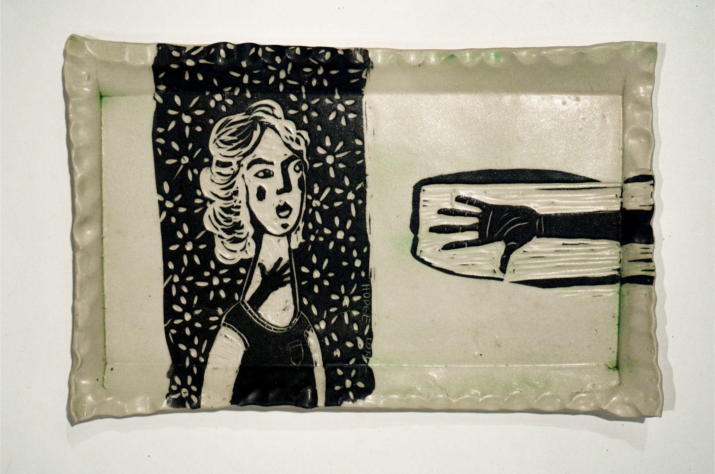 Extienda la mano, Retrato, Escultura de pared de porcelana tallada - Figurative Sculpture Beige de Alex Hodge