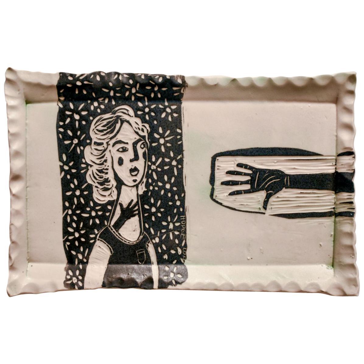 Figurative Sculpture de Alex Hodge - Extienda la mano, Retrato, Escultura de pared de porcelana tallada