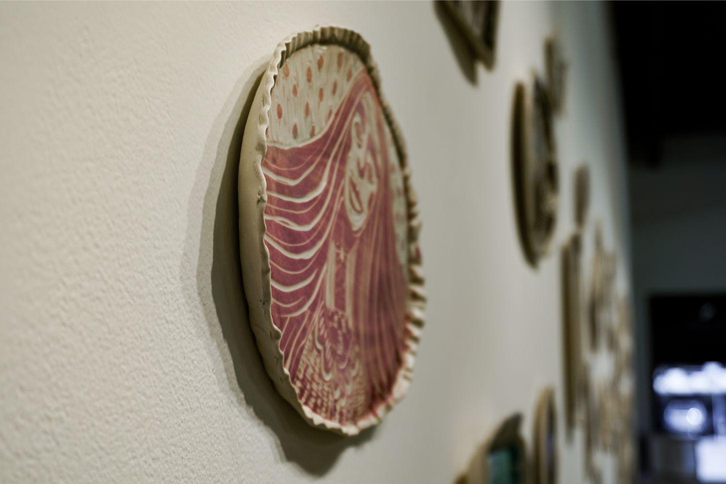 Habitación en una habitación, Retrato, Escultura de pared de porcelana tallada - Sculpture Otro estilo de arte de Alex Hodge