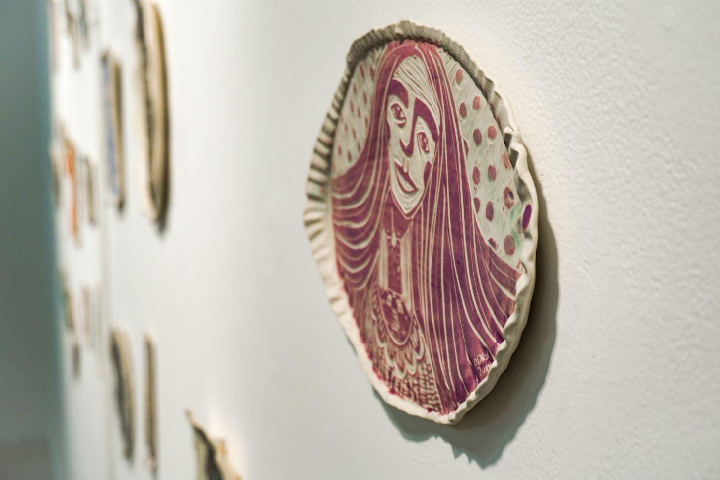 Habitación en una habitación, Retrato, Escultura de pared de porcelana tallada en venta 2