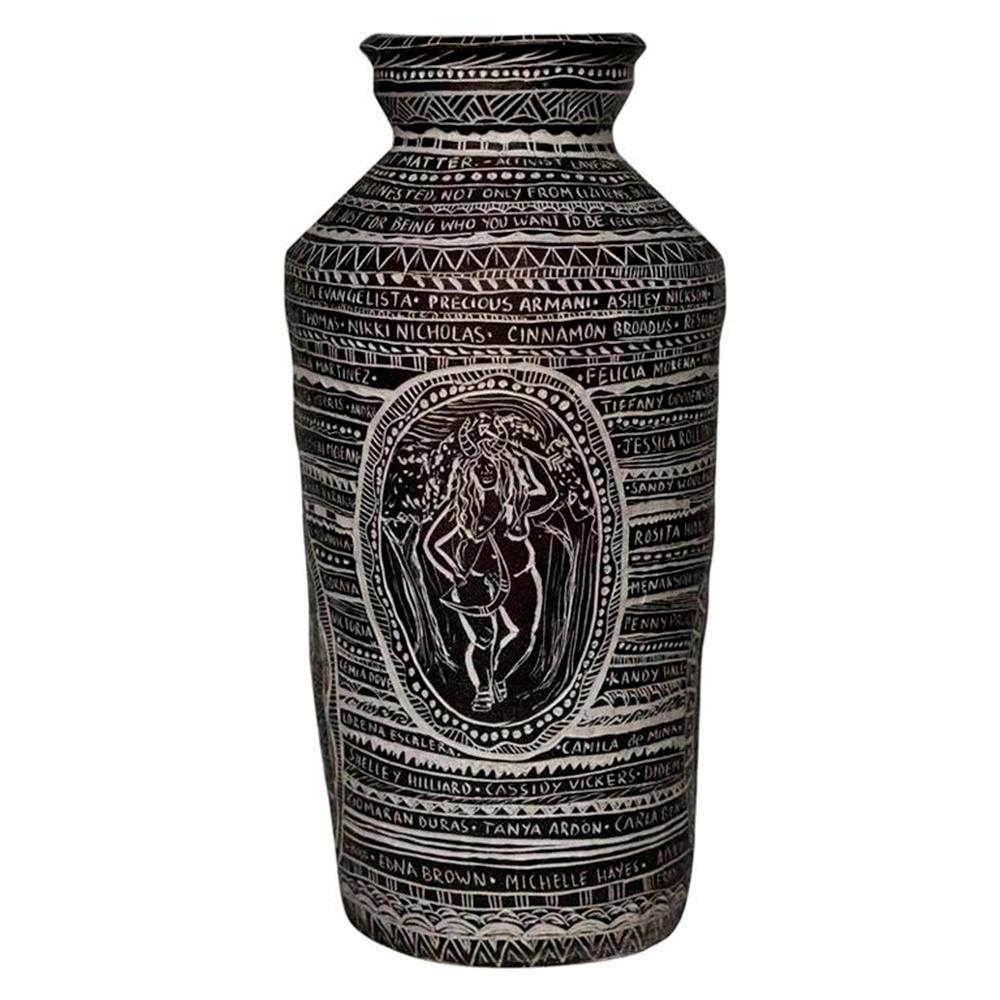 Questo vaso è il primo della serie Unsung Muses e fa riferimento a due composizioni di Cezanne in cui si vedono donne che fanno il bagno, indisturbate dal voyeurismo dell'artista e/o dello spettatore. Tuttavia, nella mia versione, le due donne sul