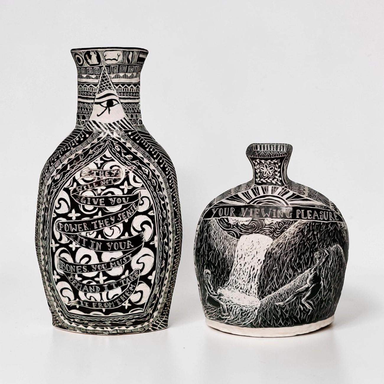 Figurative Sculpture Alex Hodge - Ensemble de 2 vases en porcelaine sculptée. De la collection Unsung Muses