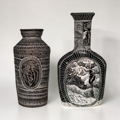 Juego de 2 jarrones de porcelana tallada. De la Colección Unsung Muses