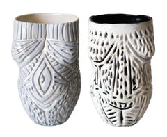 Set von 2 handgefertigten Porzellanbechern mit Sgraffito-Details