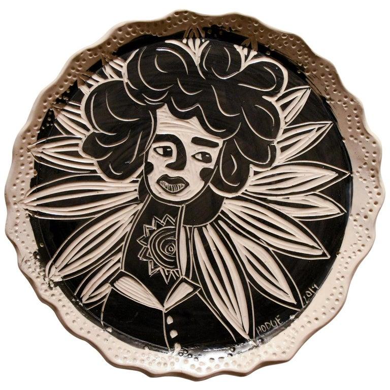 Sus poéticos platos de porcelana examinan y reimaginan la historia del arte de un modo que valora a la mujer no sólo en cuerpo, sino en integridad, poder y amor. Centrándose en las cualidades narrativas de la creación artística, entreteje historias