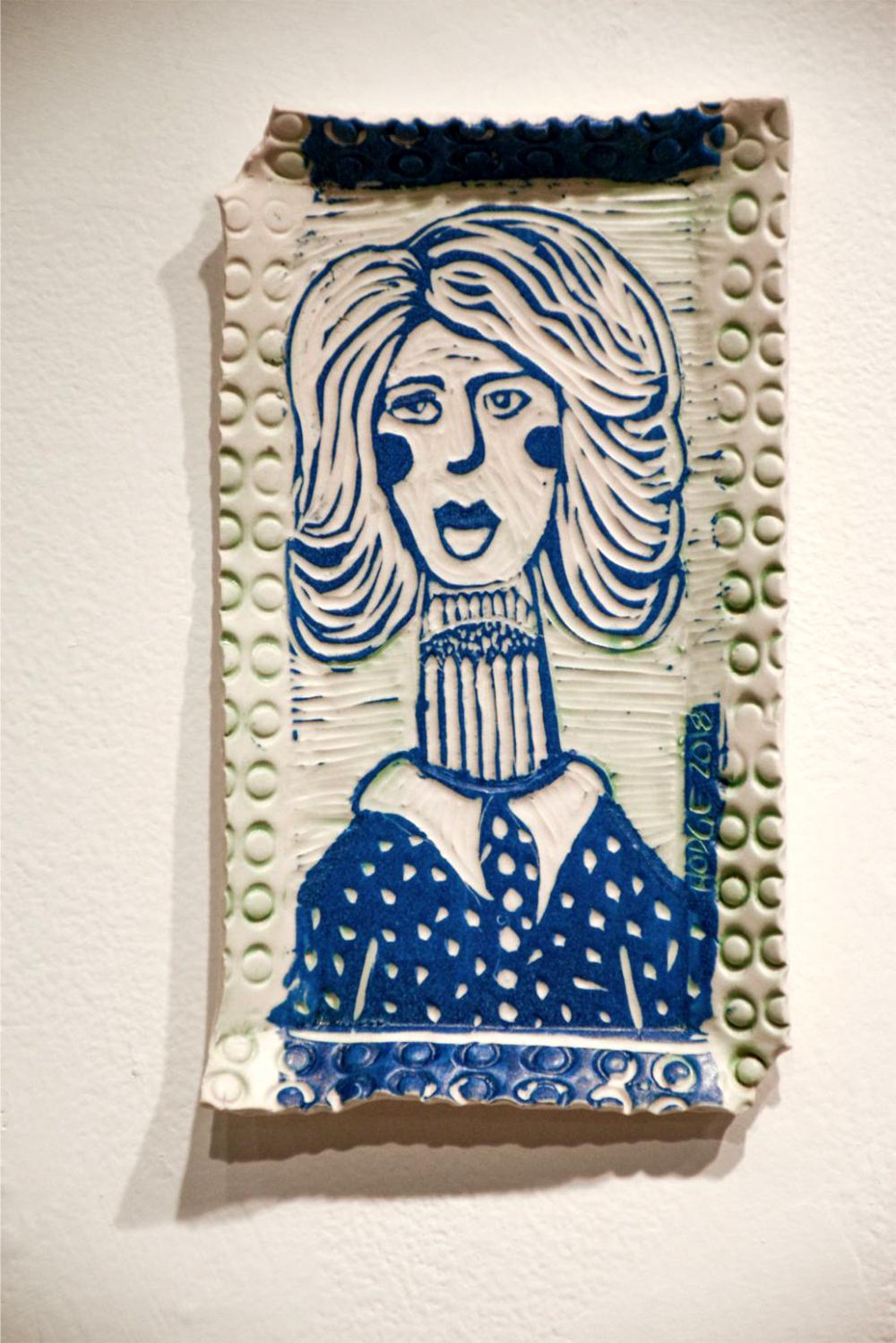 Ensemble de 6 assiettes en porcelaine poétique. Sculptures murales - Marron Figurative Sculpture par Alex Hodge