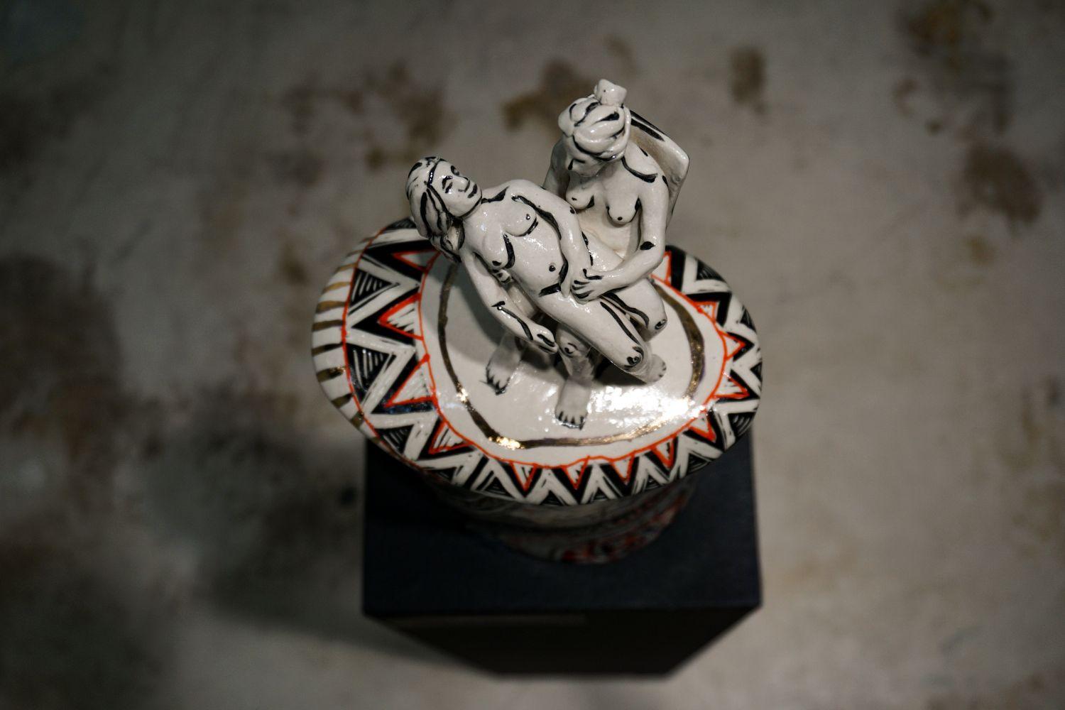 Sechs Skulpturen aus der Serie The In Light of Her, Porzellan mit handbemalten Details im Angebot 11