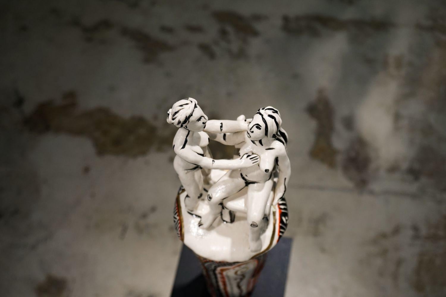 Sechs Skulpturen aus der Serie The In Light of Her, Porzellan mit handbemalten Details im Angebot 3