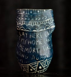 "Así que me tumbo aquí..." Taza de porcelana con detalles esgrafiados