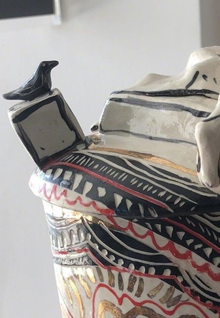 Spirit of the Dead ist Watching. Porzellanskulptur mit handbemalten Details – Sculpture von Alex Hodge