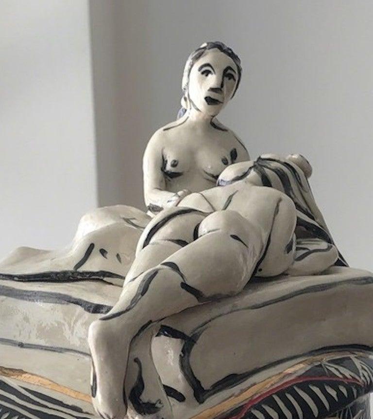 Spirit of the Dead ist Watching. Porzellanskulptur mit handbemalten Details (Gold), Nude Sculpture, von Alex Hodge